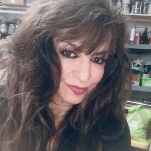 Meet your Posher, Adela